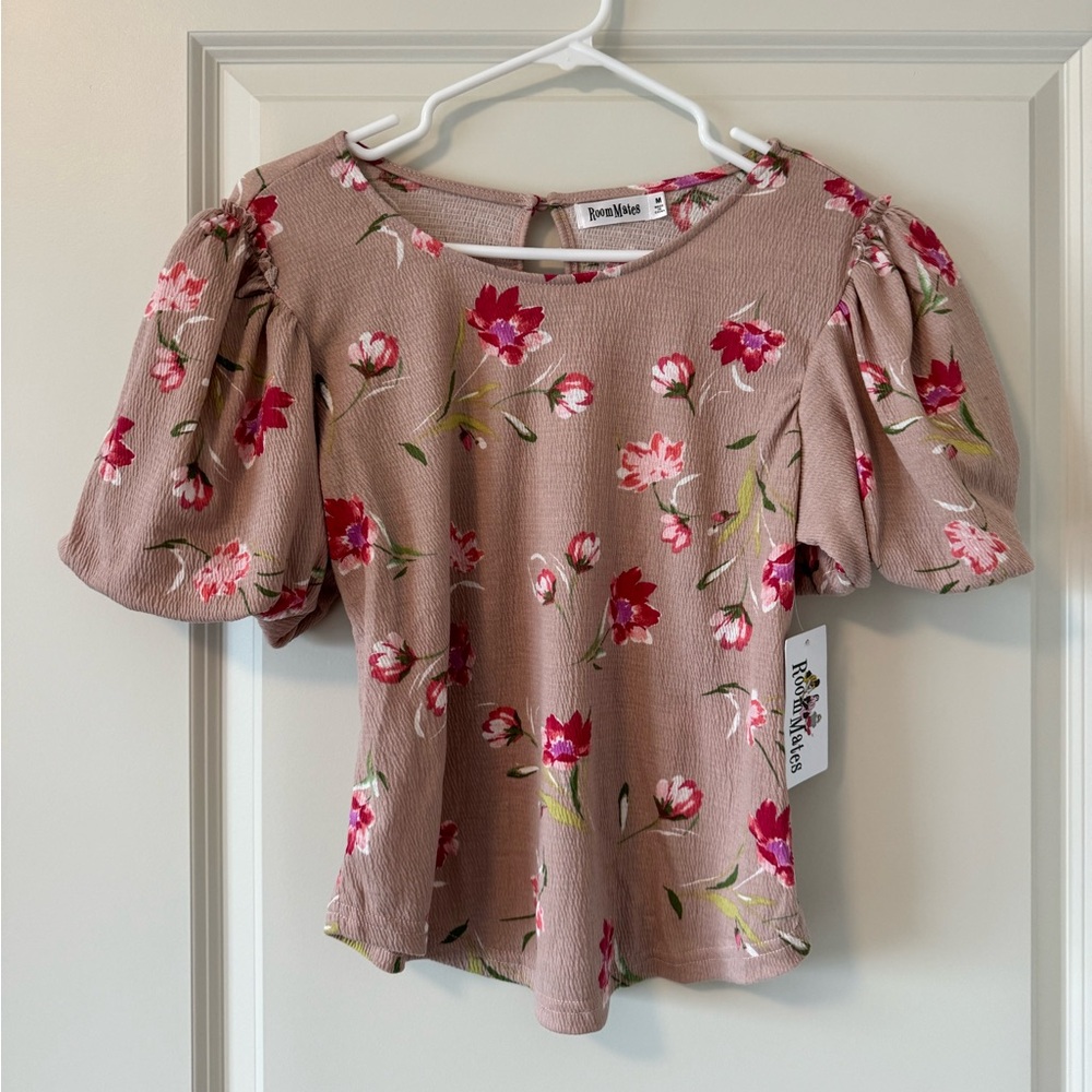 NWT Roommates Puffy Sleeve Top